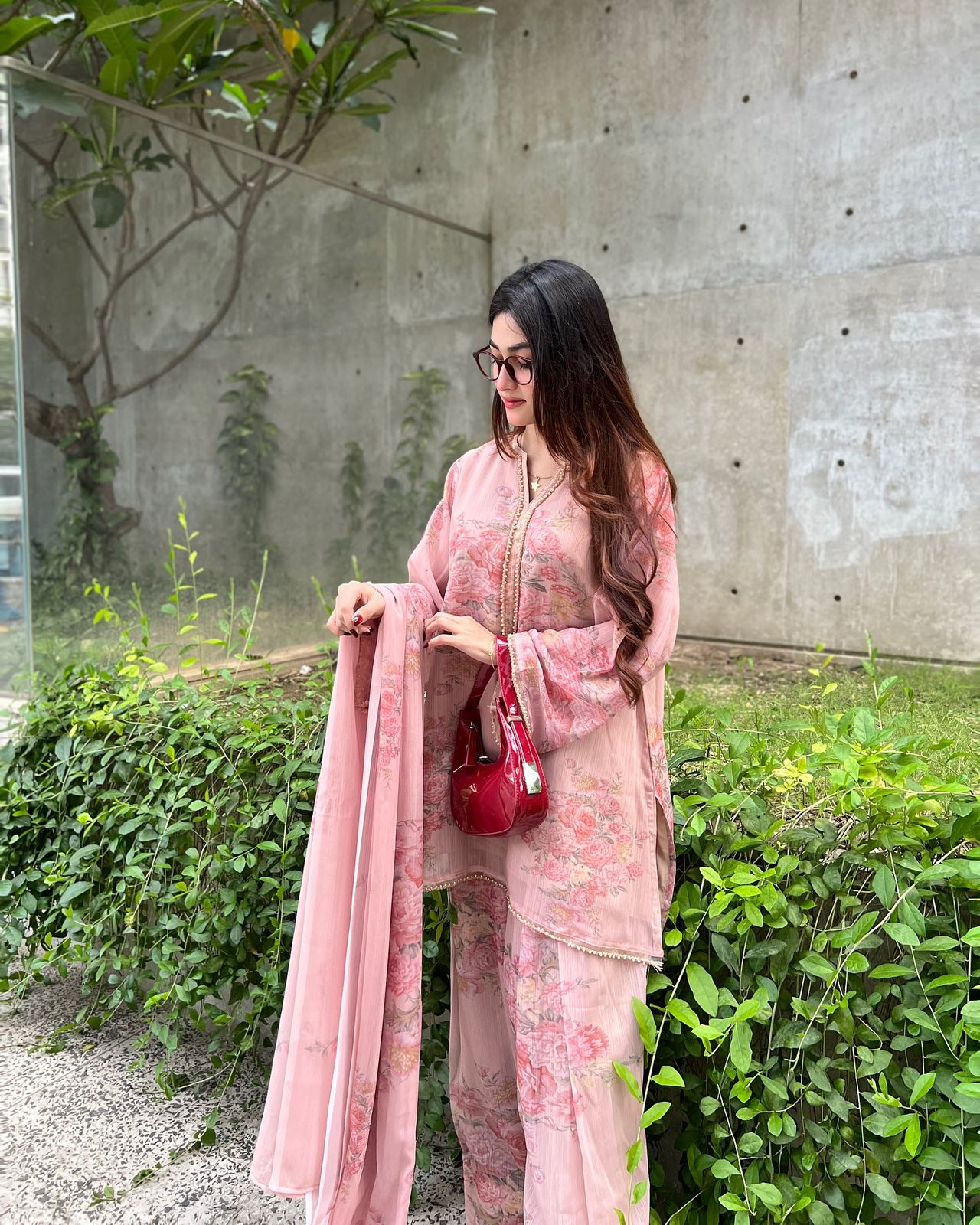 Aadaya gulabi farshi suit