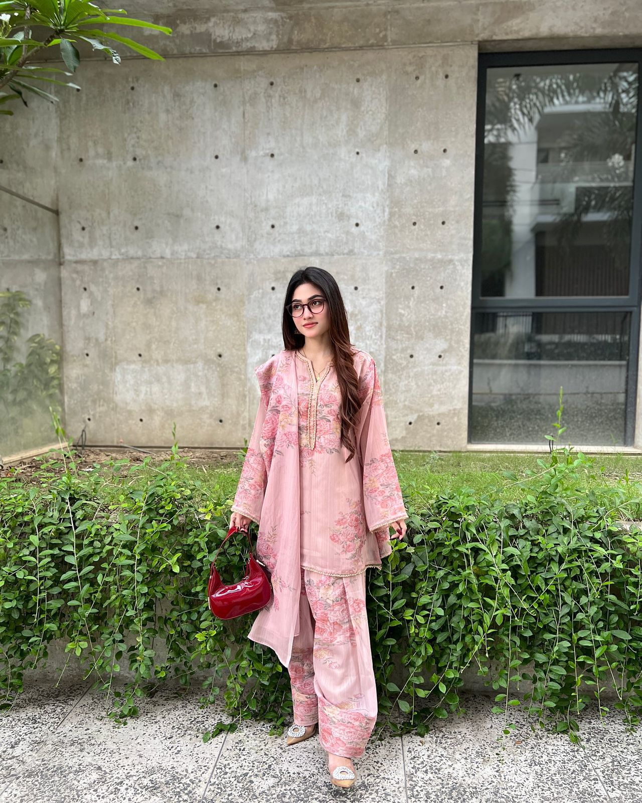 Aadaya gulabi farshi suit