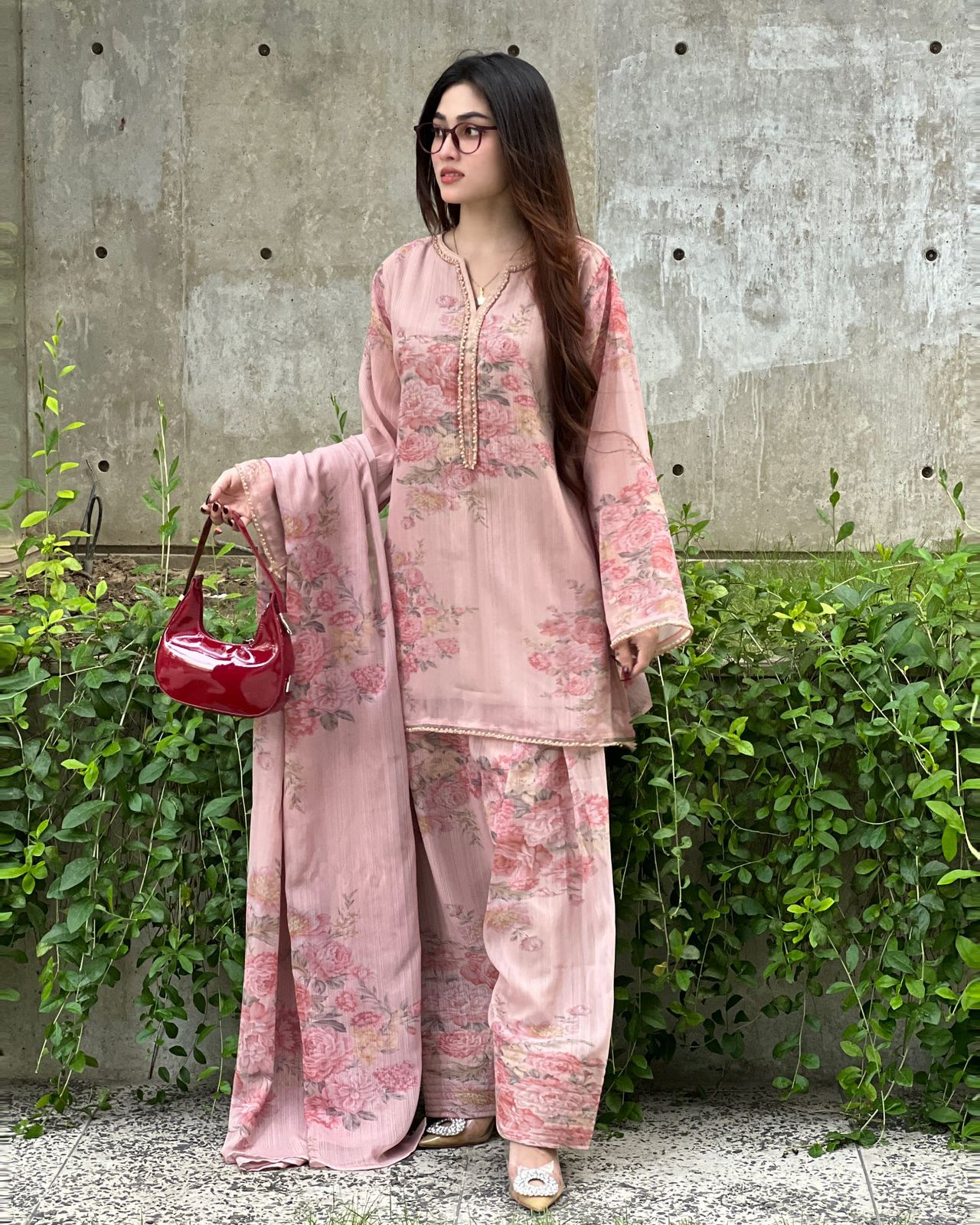 Aadaya gulabi farshi suit